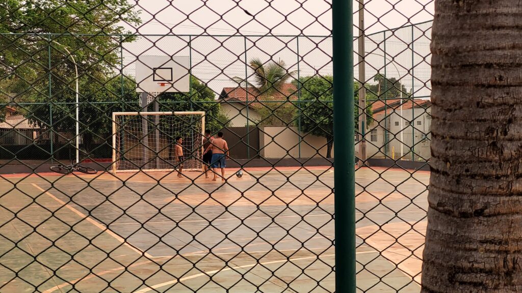 Moradores agora têm quadras esportivas para jogarem bola.